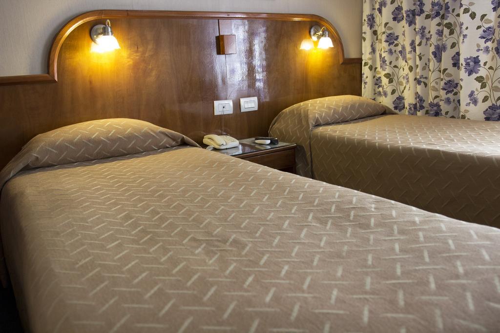 קוריאנטס Hotel Orly חדר תמונה